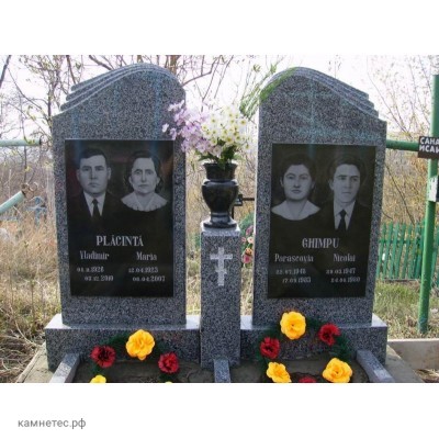 Серый надгробный памятник на могилу четверых