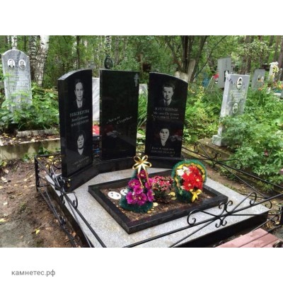 Черный вертикальный памятник на четверых