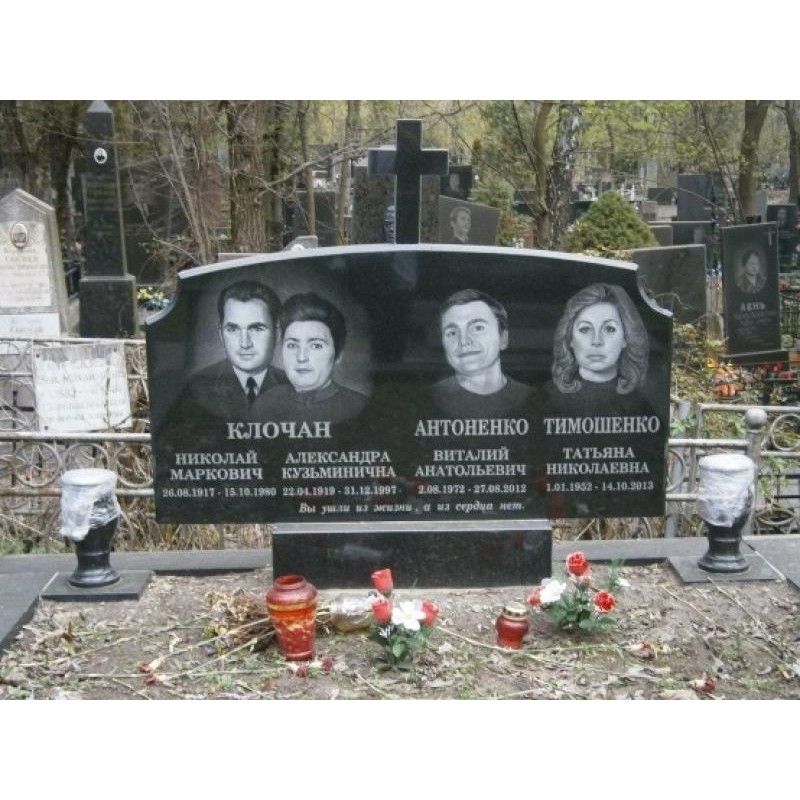 Памятник на 4 человек на могилу. Семейный памятник на четверых. Двойные гранитные памятники. Семейные памятники на могилу. Памятники на могилу горизонтальные на четверых.