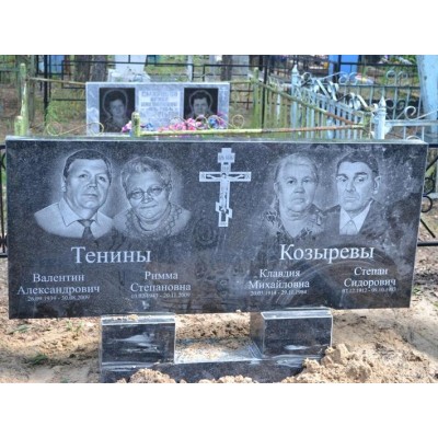 Горизонтальный прямоугольный памятник на могилу четверых