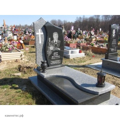 Памятник с высоким цветником на могилу дедушке