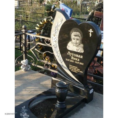 Элитный памятник с полузакрытым цветником для дочери
