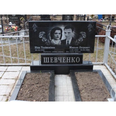 Двойной надгробный памятник прямоугольной формы
