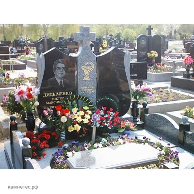 Двойной памятник на могилу врачей