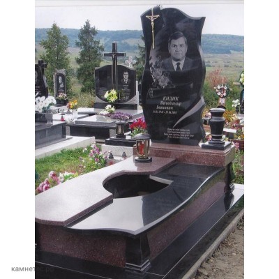 Элитный гранитный памятник с высоким полузакрытым цветником