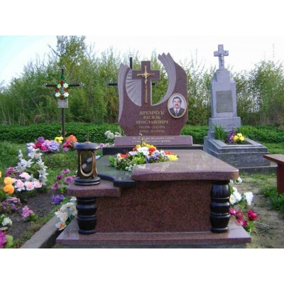 Авторский памятник с вертикальной резной стелой