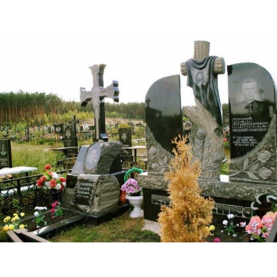 Эксклюзивный памятник с комбинированной стелой с резными розами