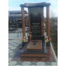 Элитный памятник с красными колоннами и аркой Элитный памятник с красными колоннами и аркой