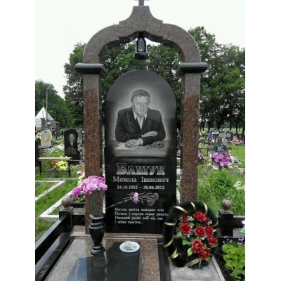 Видный памятник с аркой для девушки