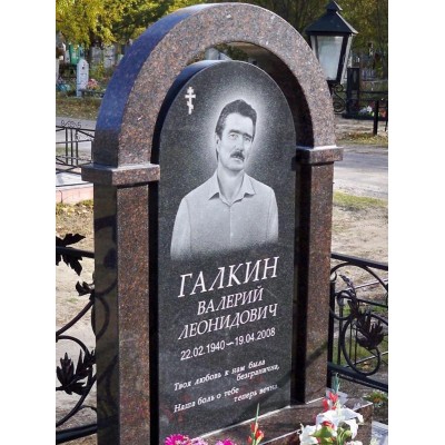 Красивый одинарный памятник на могилу мужчины