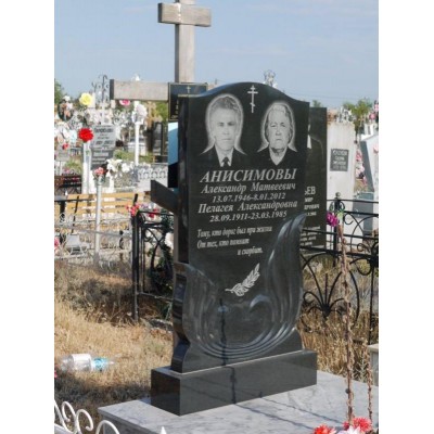 Видный двойной памятник из черного гранита