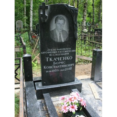 Красивый памятник с резной стелой для мужчины