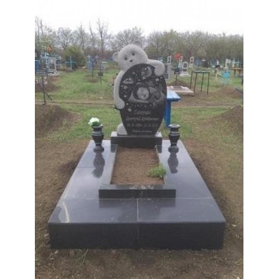 Красивый детский памятник с мишкой