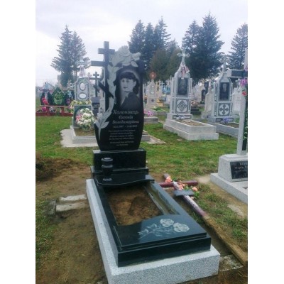 Красивый памятник с резными цветами на стеле