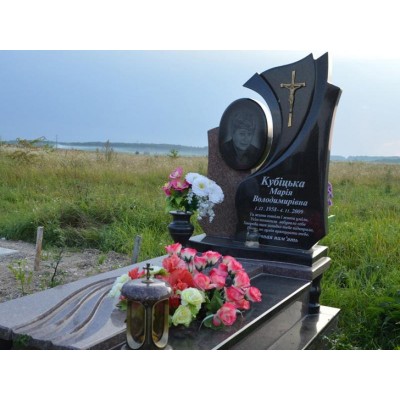 Красивый памятник с резной стелой