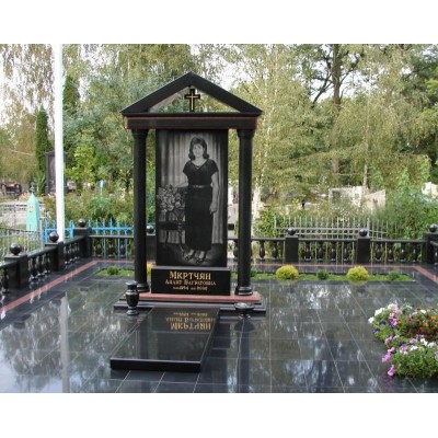 Видный памятник в классическом стиле для женщины