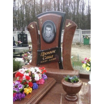 Красивый памятник на могилу парня
