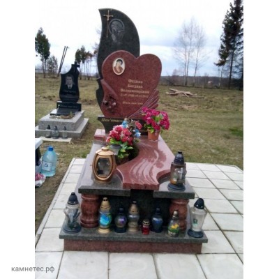 Привлекательный гранитный памятник с высоким цветником