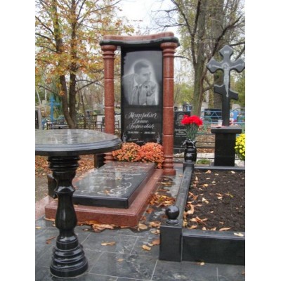 Видный памятник в классическом стиле