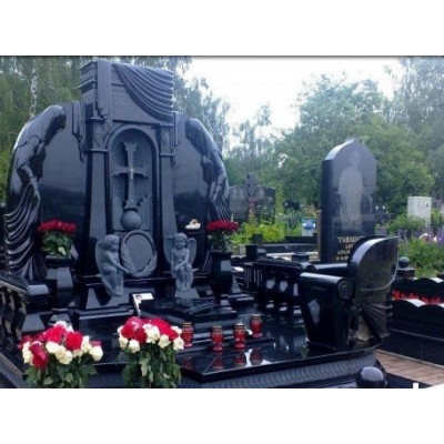 Красивый мемориальный комплекс из черного гранита