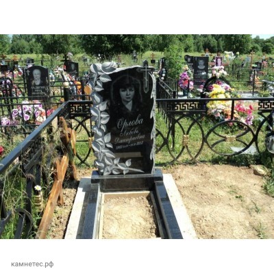 Памятник с резными розами для мамы