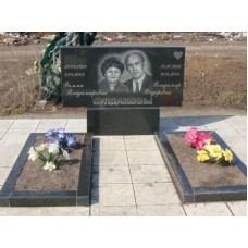 Доступный горизонтальный памятник с отдельными цветниками Доступный горизонтальный памятник с отдельными цветниками