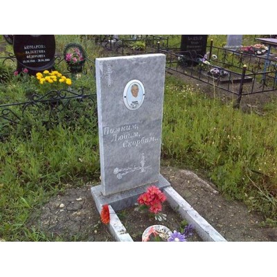 Недорогой надгробный памятник серого цвета