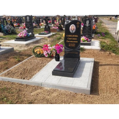 Недорогой памятник с позолоченной гравировкой