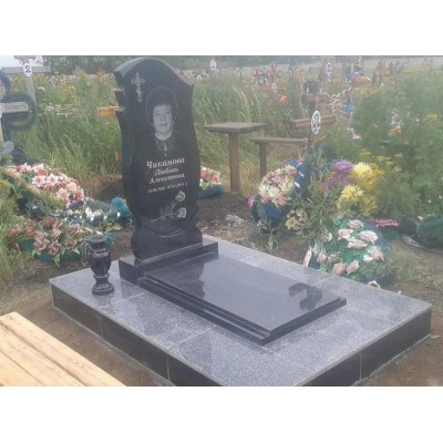 Недорогой одинарный памятник для женщины