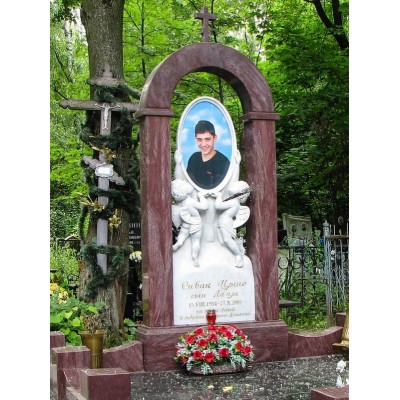 Индивидуальный гранитный памятник арка красного цвета