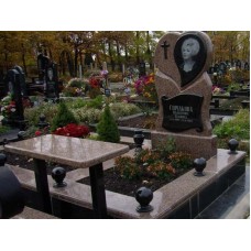 Памятник одинарный с высокой гробницей-цветником Памятник одинарный с высокой гробницей-цветником