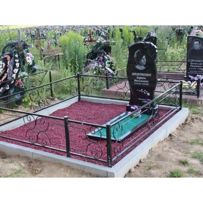 Индивидуальный гранитный памятник с оградой и щебнем