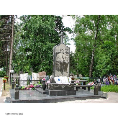 Резной гранитный памятник для одного