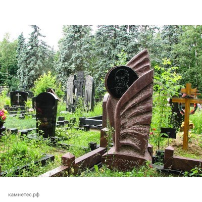 Одинарный элитный памятник из гранита на могилу мужчины