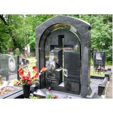 Эксклюзивный одинарный памятник из черного гранита Эксклюзивный одинарный памятник из черного гранита