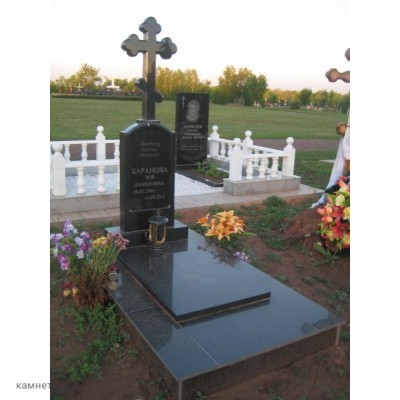 Одинарный памятник с крестом на стеле