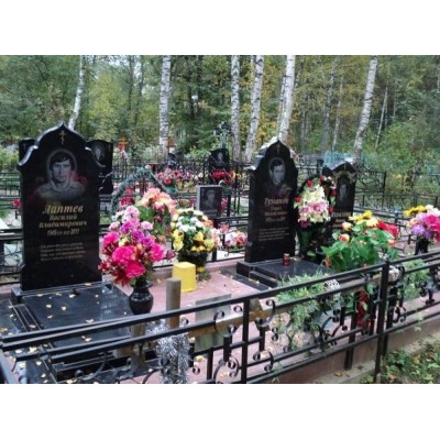 Семейное захоронение с фигурными стелами