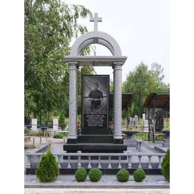 Памятник в классическом стиле с колоннами для одного