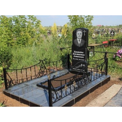 Стандартный гранитный памятник на могилу мужчины