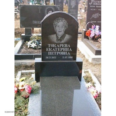 Стандартный гранитный памятник с закрытым цветником