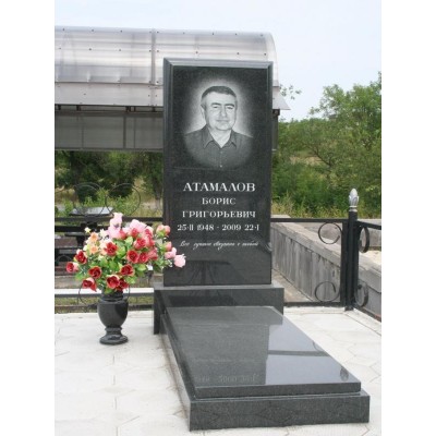 Готовый гранитный памятник из гранита на могилу мужчины