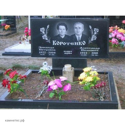 Семейный прямоугольный памятник с открытым цветником