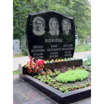 Элитный тройной памятник с открытым цветником