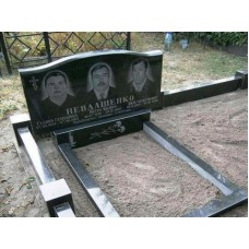 Тройной недорогой памятник с открытым цветником Тройной недорогой памятник с открытым цветником