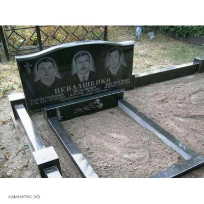 Тройной недорогой памятник с открытым цветником