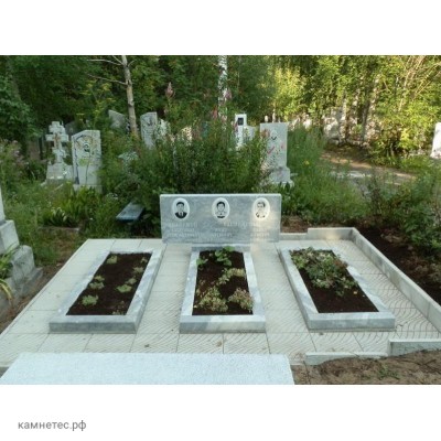 Тройной памятник из серого гранита